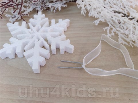 Снежинка на елку - поделка для малышей от 3 лет